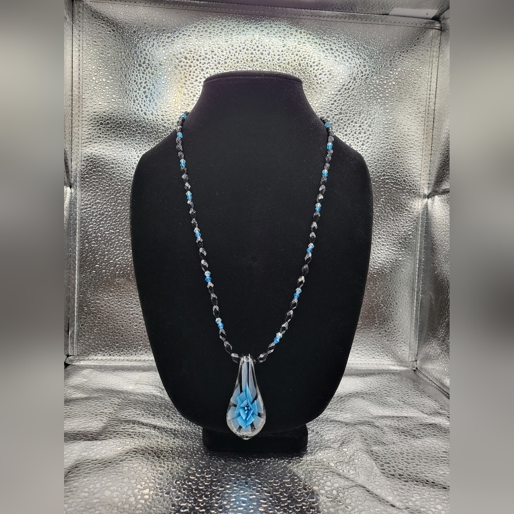 Beautiful blue & black necklace. SIZE 24inches